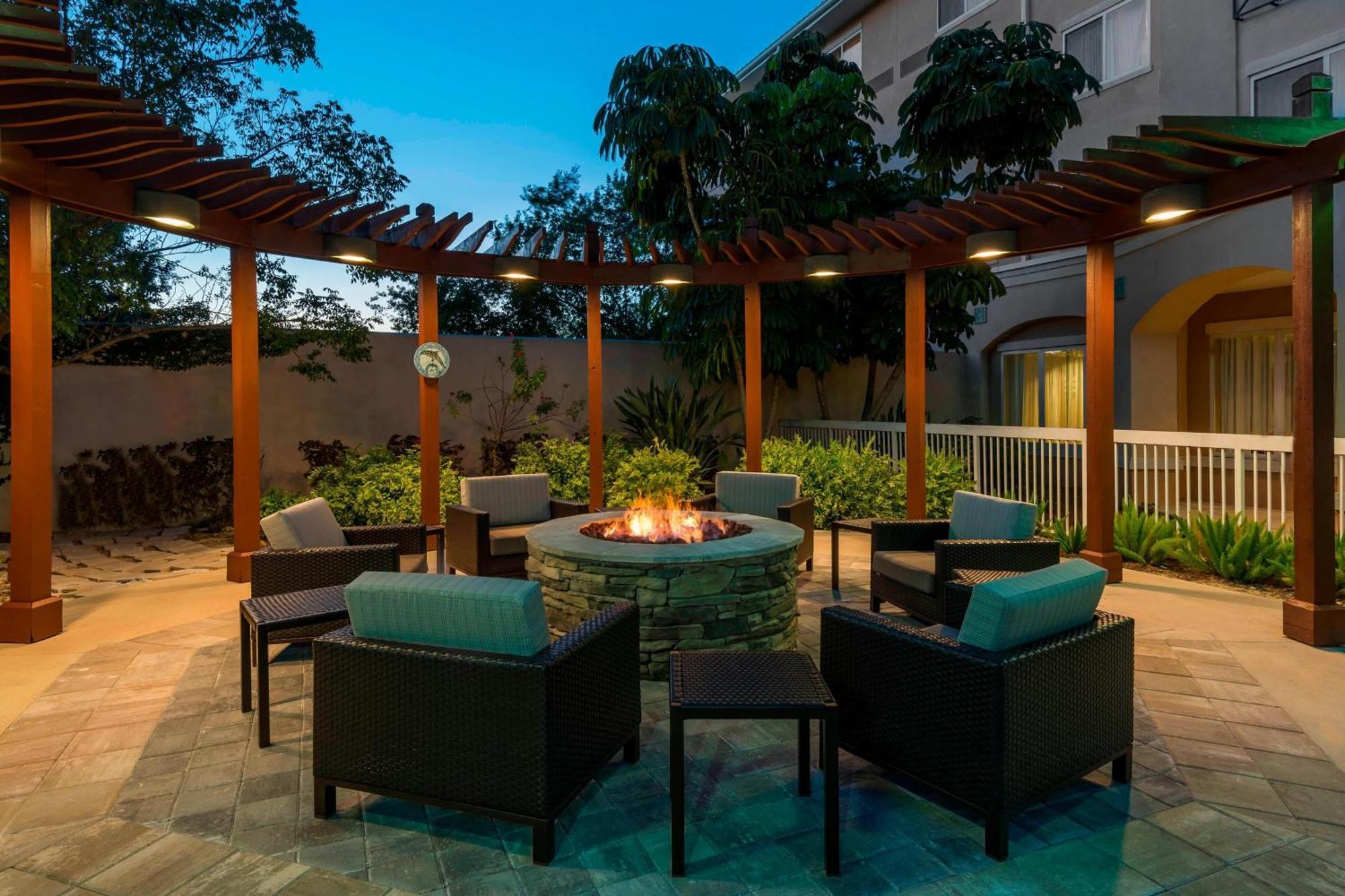 Courtyard Fort Myers At I-75 And Gulf Coast Town Center Estero Exterior foto